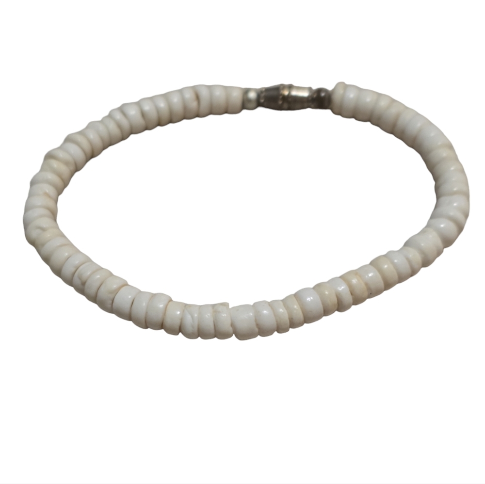 Hawaiian Round Puka Shell Bracelet - White L12